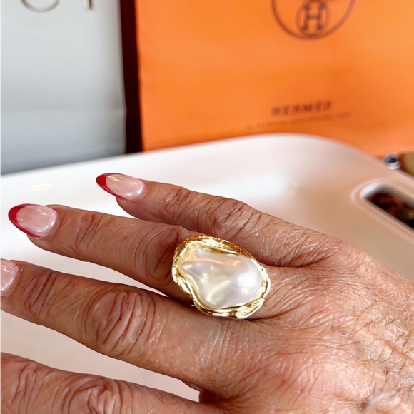 Goldtone and Pearl oversized Ring - Picture 10 of 10